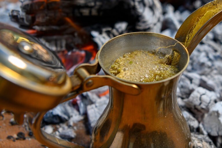 القهوة السعودية أثناء إعدادها على النار