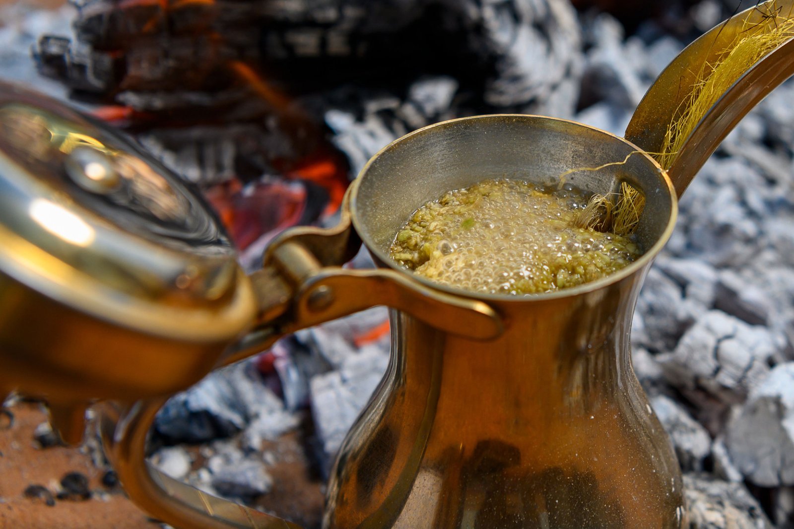 القهوة السعودية أثناء إعدادها على النار