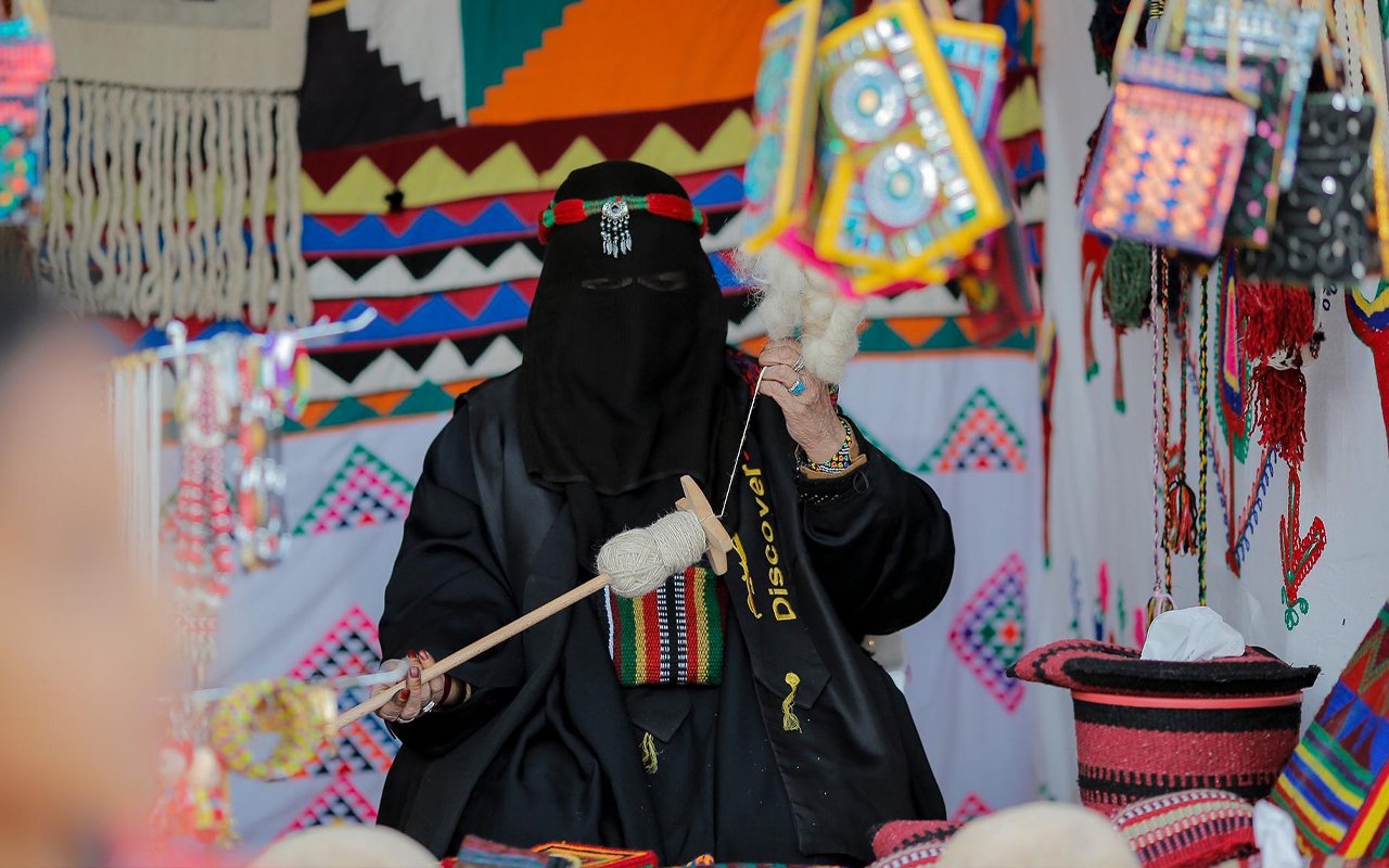 حرفية سعودية تعمل في حياكة النسيج التقليدي