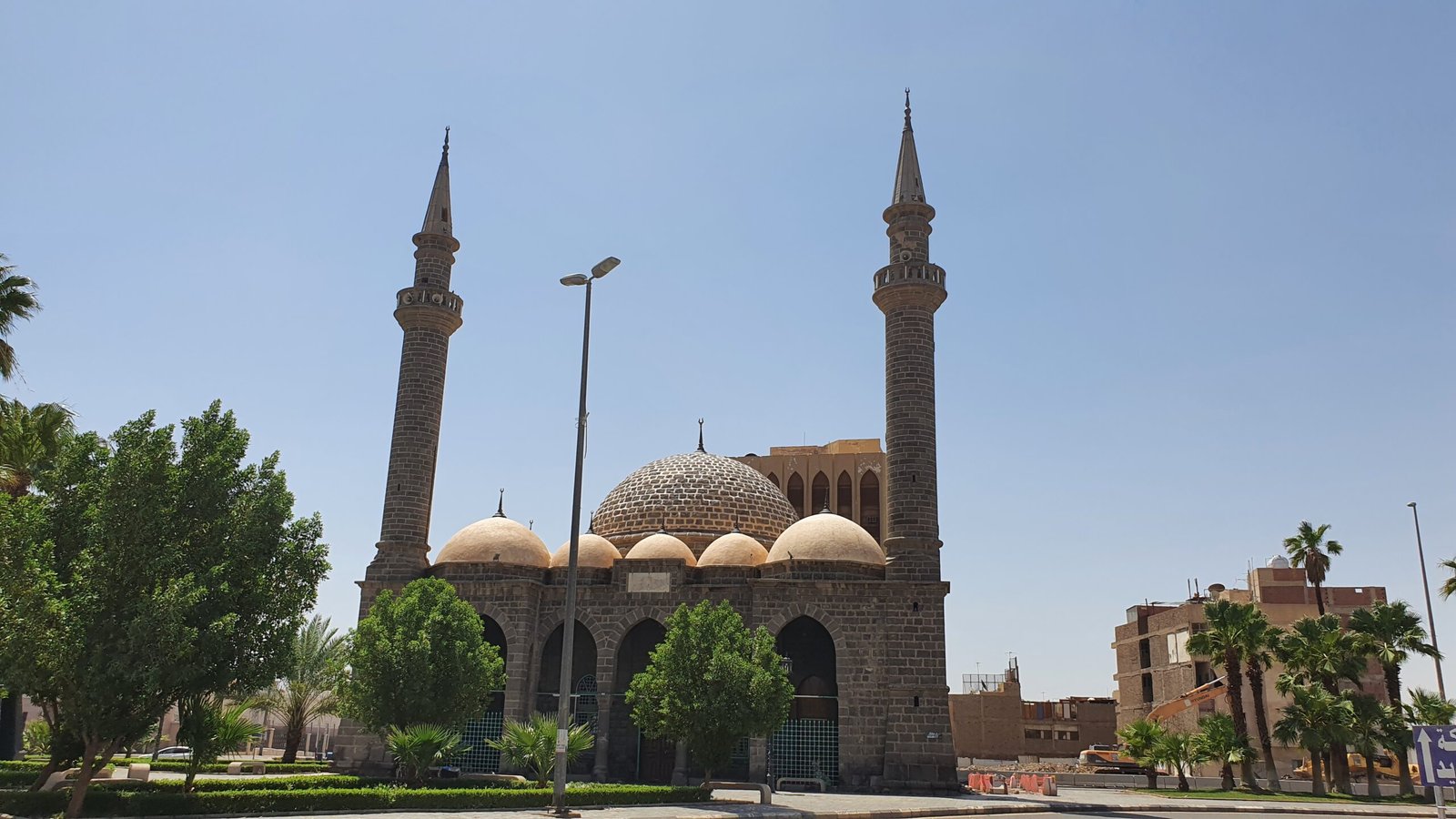مسجد العنبرية في المدينة المنورة المبني بالحجر البازلتي