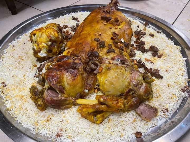 ذبيحة كاملة مطهوة على الأرز
