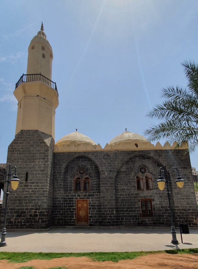 مبنى مسجد الغمامة في المدينة المنورة مبني بالحجر البازلتي