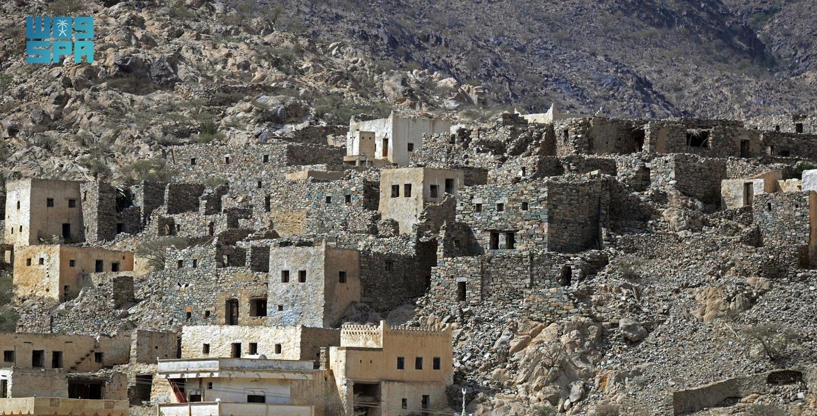مبانٍ حجرية تراثية في عسير على سفوح الجبال