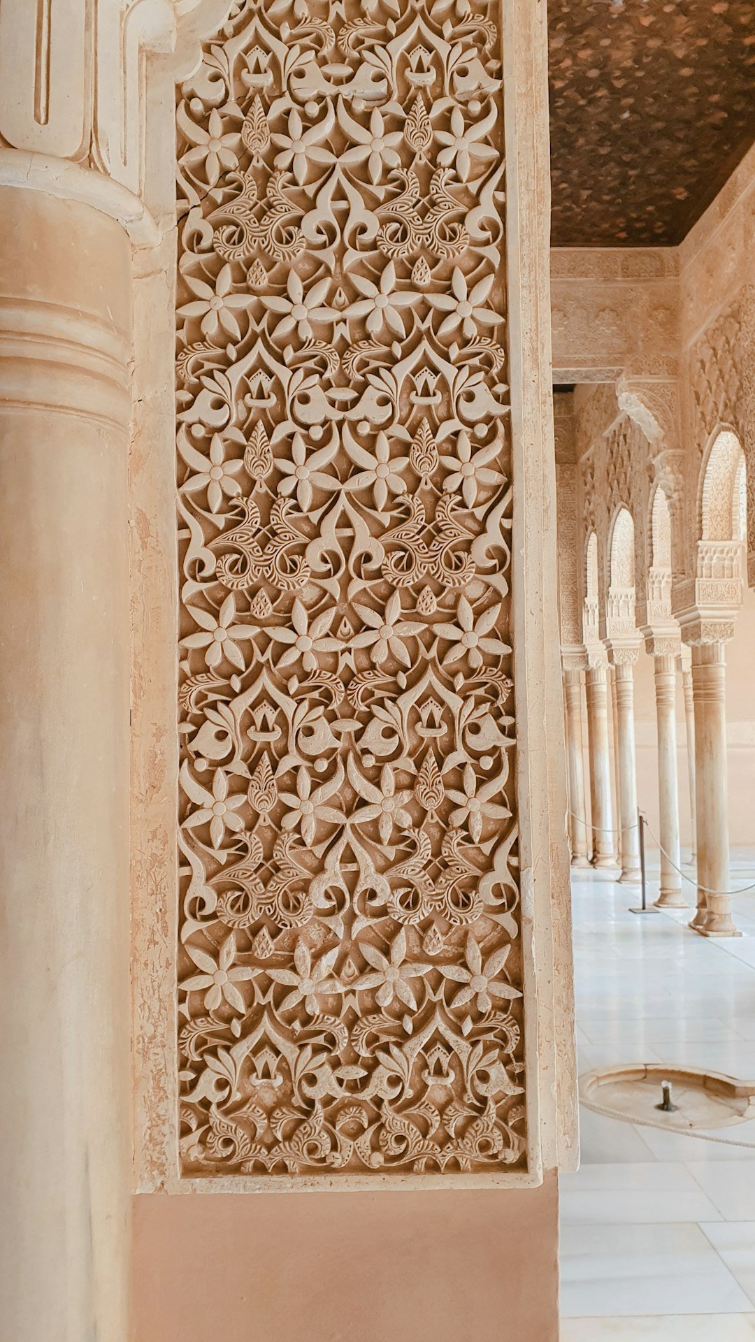 نقوش زخرفية محفورة في عمارة إسلامية